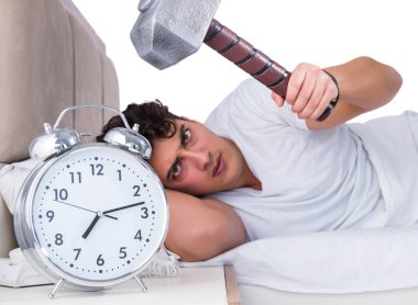 Yatakta uykusuzluk çeken bir adam.