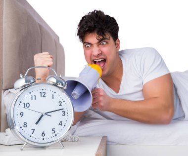 Yatakta uykusuzluk çeken bir adam.