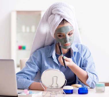 Güzellik blogcusu maske takıyor ve internet günlüğüne yüklüyor