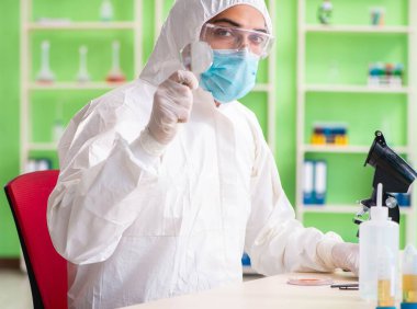 Laboratuvarda yeni bir deney üzerinde çalışan kimyager.