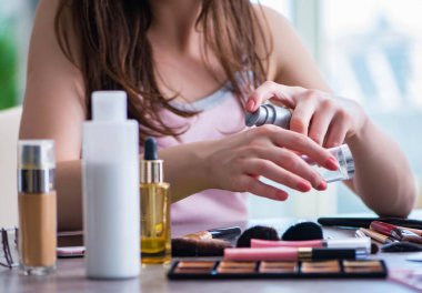 Makyaj malzemeleri ve güzellik anlayışı olan kadın.