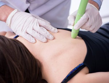 Klinikteki hasta lazer yarasını temizliyor.