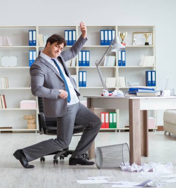 İş adamı işte ara verirken eğleniyor.