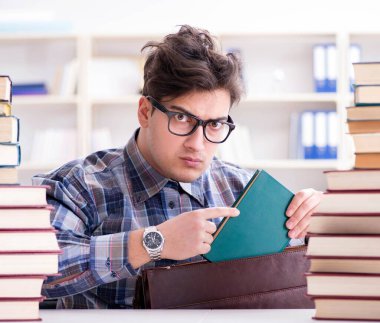 İnek öğrenci üniversite sınavlarına hazırlanıyor.