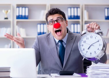 Alarmlı saati olan palyaço işadamı son teslim tarihini kaçırmış.