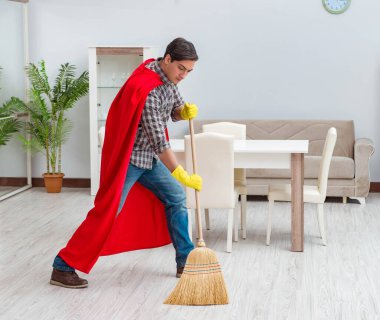 Süper kahraman temizleyicisi evde çalışıyor.