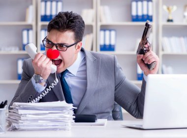 Ofiste çalışan palyaço işadamı sinirli bir...