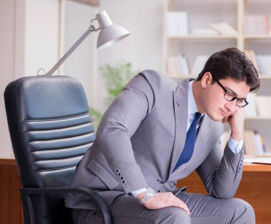 Ofiste çalışan genç işadamı.