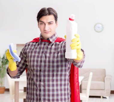 Süper kahraman temizlikçi ev işi yapıyor.