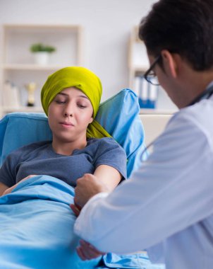 Clini 'de tıbbi konsültasyon için doktoru ziyaret eden kanser hastası.