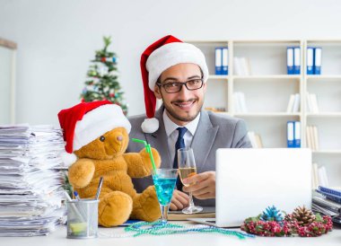 Genç işadamı Noel 'i ofiste kutluyor.