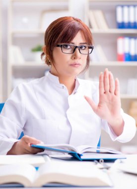 Bir laboratuarda deney yapan kadın bir bilim adamı.