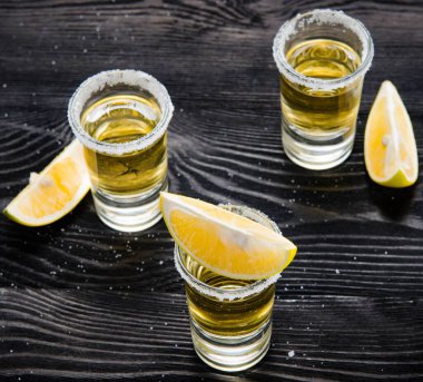 Limonlu ve tuzlu bardakta servis edilen tekila içeceği.