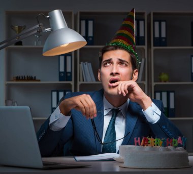 Adam ofiste doğum gününü kutluyor.