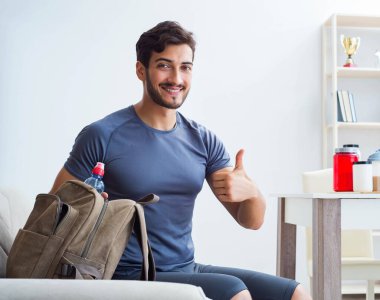 Genç adam spor için hazırlanıyor.