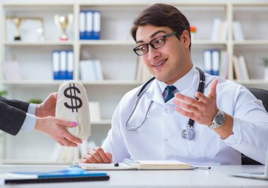 Sağlık sigortası dolandırıcılığı konseptinde genç doktor