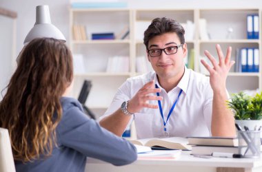 Satış yardımcısı müşteriyle işlemi tartışıyor