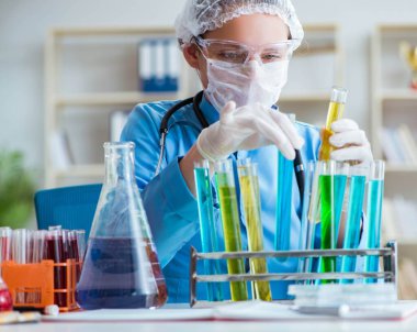 Laboratuvarda deneyler yapan kadın bilim adamı.