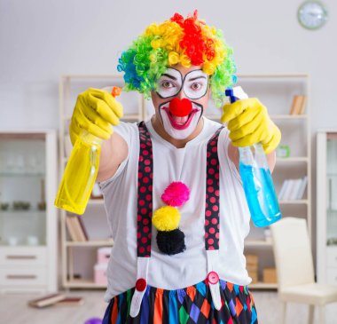 Komik palyaço evde temizlik yapıyor.