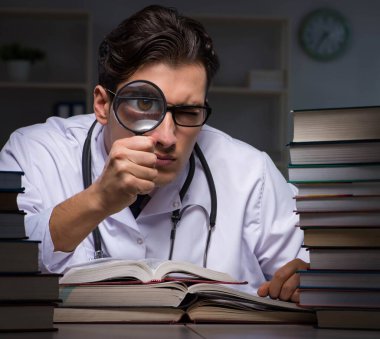 Geceleri üniversite sınavlarına hazırlanan bir tıp öğrencisi.