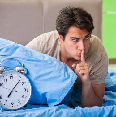 Uykusuzluk çeken bir adam.