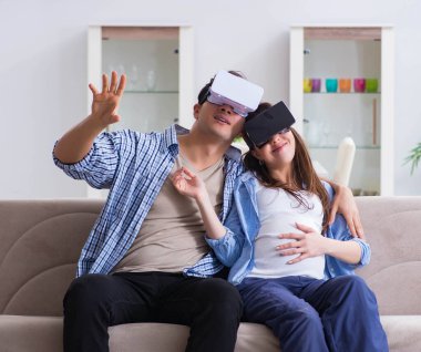 Genç çift sanal gerçeklik gözlüğü deniyor.