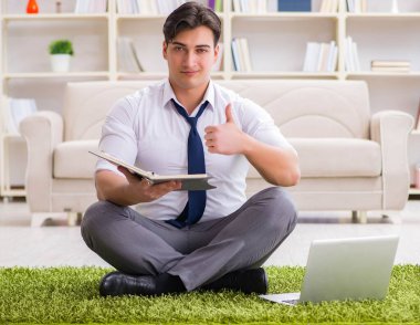 Ofiste yerde oturan işadamı.