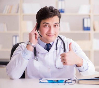 Tıp alanında genç bir doktor.