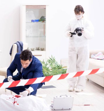 Adli tıp dedektifi suç mahallinde.