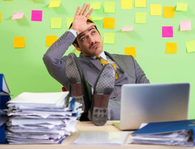 İş adamı önceliklerinde sorun yaşıyor.