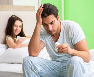 Kadın memnuniyeti için ilaç kullanan adam.