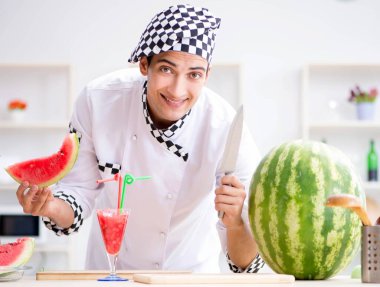 Mutfakta karpuzlu bir erkek aşçı.
