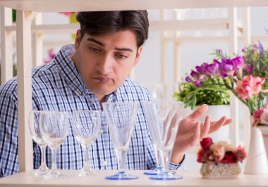 Genç yakışıklı dükkândan alışveriş yapıyor.