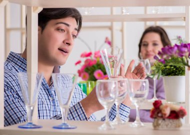 Genç aile dükkandan alışveriş yapıyor.