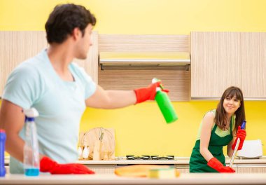 Mutfakta çalışan genç çift.