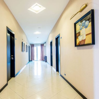 Modern tasarımlı otel lobisi koridoru