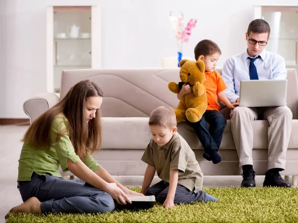 Padre está tratando de trabajar mientras los niños juegan — Foto de Stock