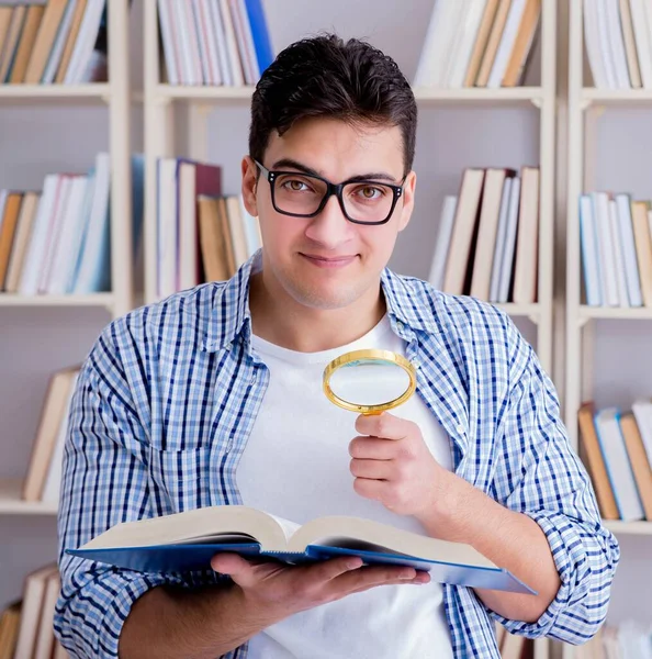 Den unga studenten med böcker förbereder sig för tentor — Stockfoto