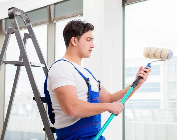 Pintor reparador trabajando en el sitio de construcción — Foto de Stock