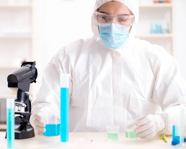 Joven estudiante de química trabajando en laboratorio sobre productos químicos —  Fotos de Stock