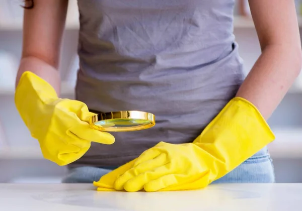 Mulher fazendo limpeza em casa — Fotografia de Stock