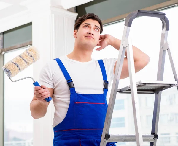 Reparador de pintor trabalhando no canteiro de obras — Fotografia de Stock