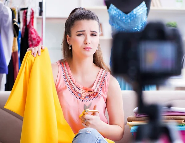 Moda blogcusu vlog yazarı olarak çalışan genç kadın.