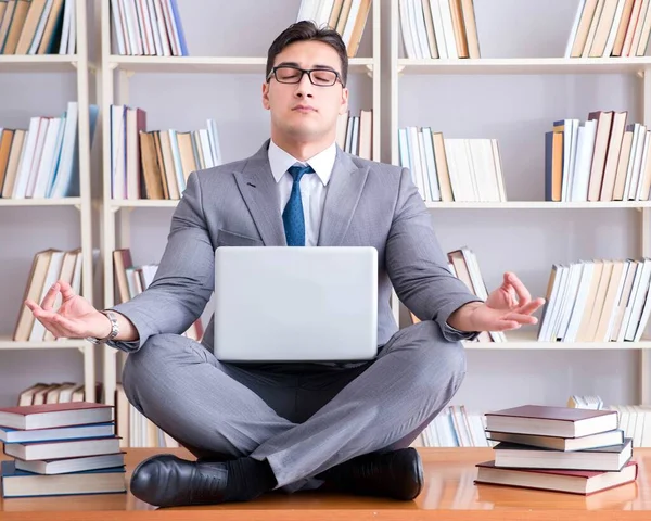 Estudiante de negocios en posición de loto meditando con una laptop i — Foto de Stock