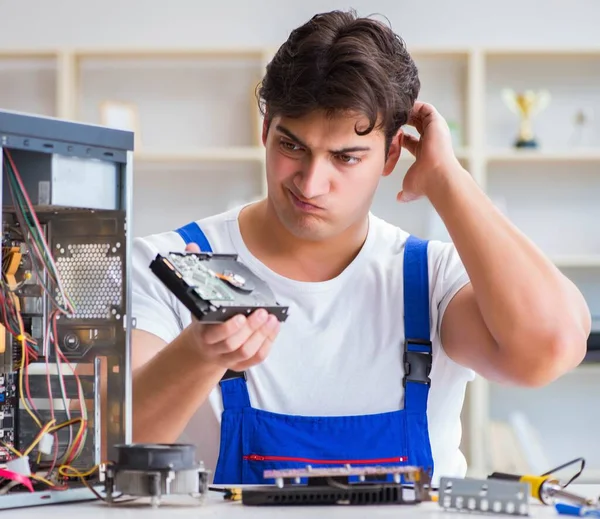 Computer repairman repairing desktop computer — Stock Photo, Image