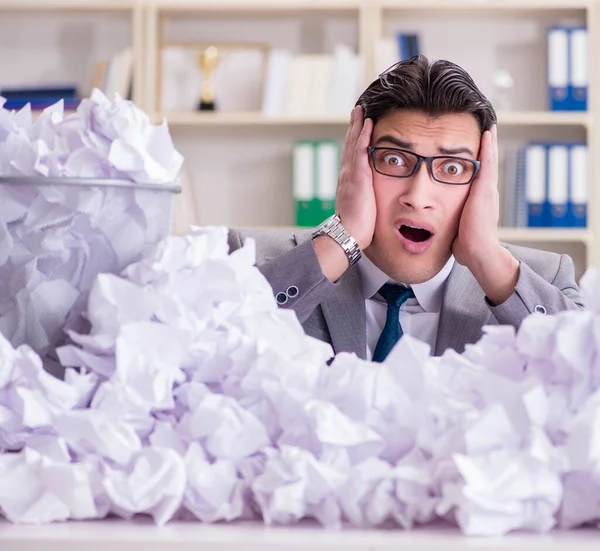 Empresario en concepto de reciclaje de papel en la oficina —  Fotos de Stock