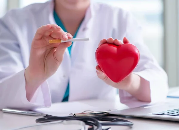 Η αντικαπνιστική έννοια με την καρδιά στην ιατρική έννοια — Φωτογραφία Αρχείου