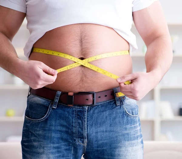 El hombre que sufre de peso extra en concepto de dieta — Foto de Stock