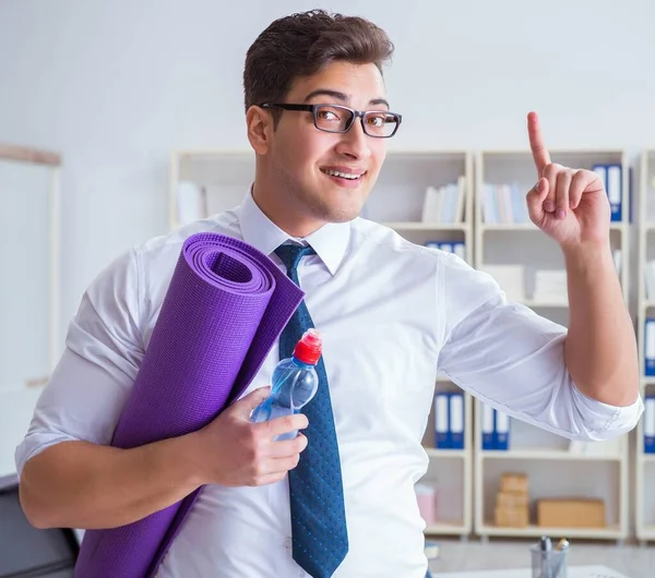 Empresario preparándose para hacer ejercicio en el gimnasio —  Fotos de Stock