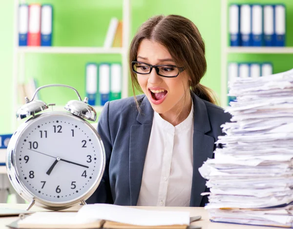 Jeune employée très occupée par la paperasserie dans le temps m — Photo